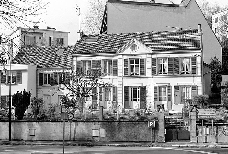 Vue de la façade antérieure.