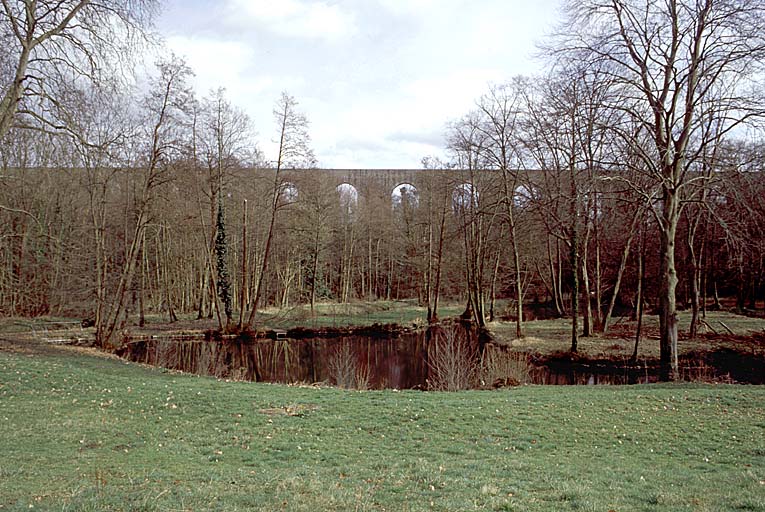 L'étang. A l'arrière plan, l'aqueduc.