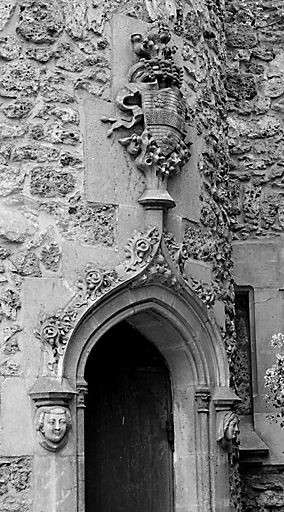 Détail de la porte donnant accès à une tour d'escalier.