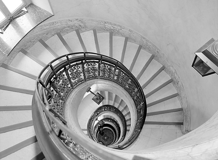 Vue plongeante de l'escalier principal.