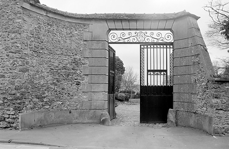 Le portail d'accès.