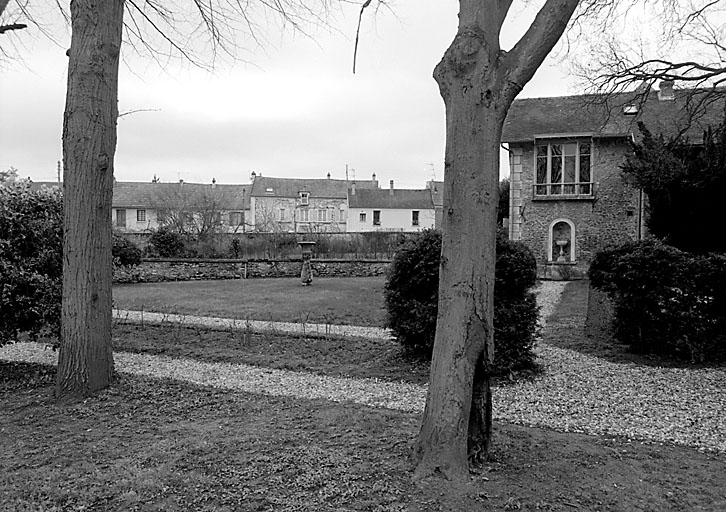 Vue du parc entre le manoir et l'atelier.