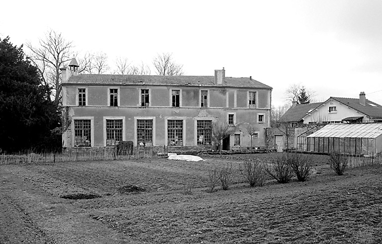 Vue extérieure de l'orangerie.