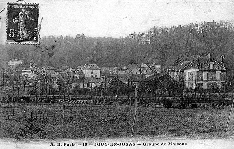 Vue de maisons entre le côteau et la voie ferrée.