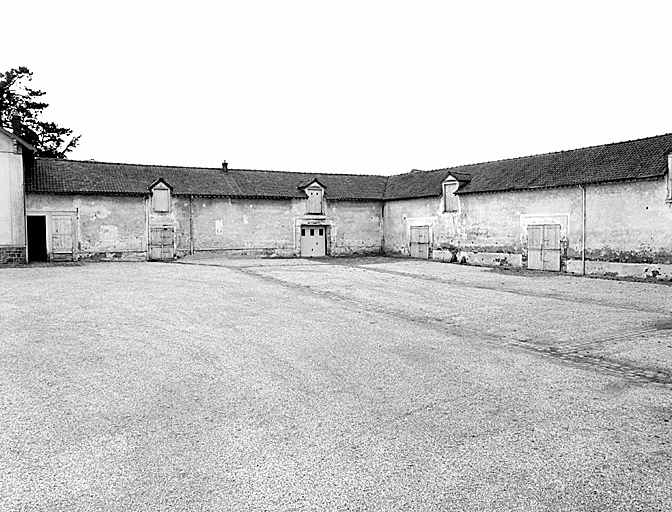 Vue des anciennes étables en retour vers la maison du fermier.