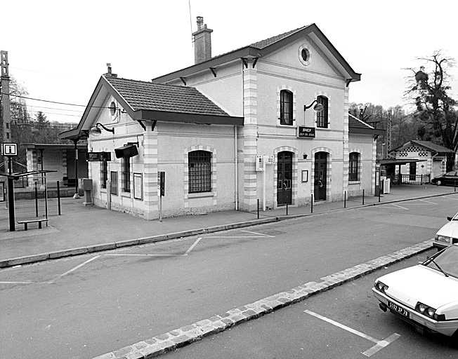 Vue de la façade antérieure.