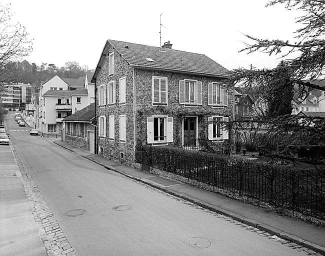 Vue de la maison. A l'arrière, les ateliers.