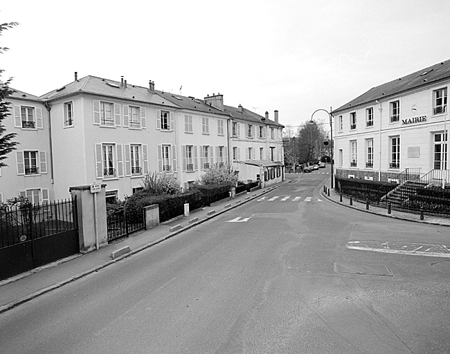 Vue de la demeure coupée en deux par la rue.