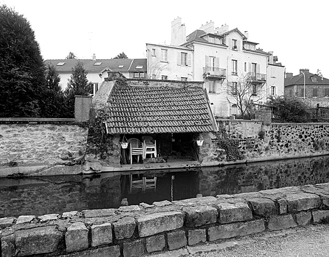 Vue du lavoir privé le long de la Bièvre.