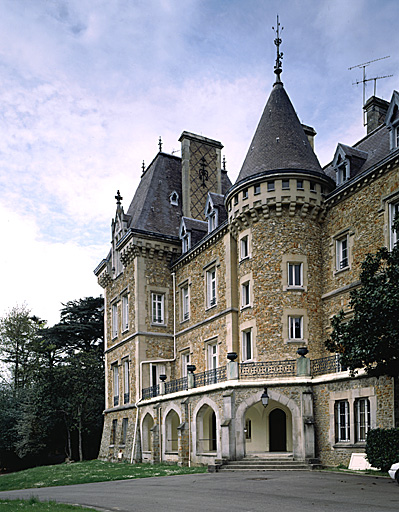 Vue de la façade sur jardin et de la terrasse dominant la vallée.