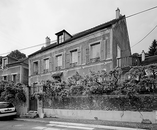 Vue de la façade antérieure.