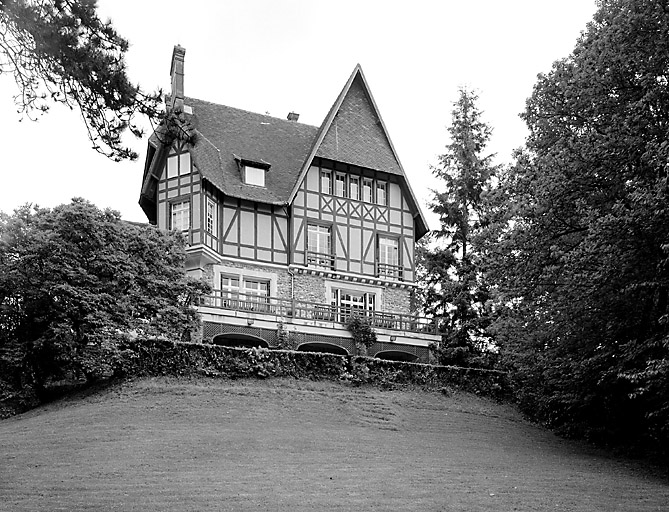 La façade panoramique au sud est.