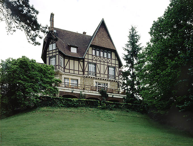 La façade panoramique au sud est.