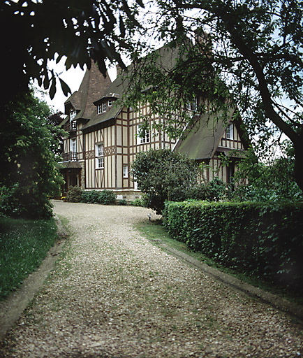 La maison vue depuis l'allée qui la relie aux communs.