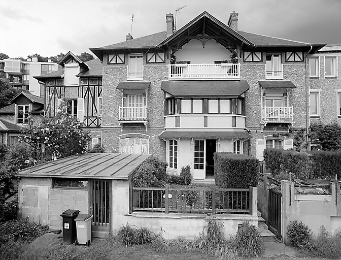 Vue d'ensemble de la façade aujourd'hui très dénaturée.
