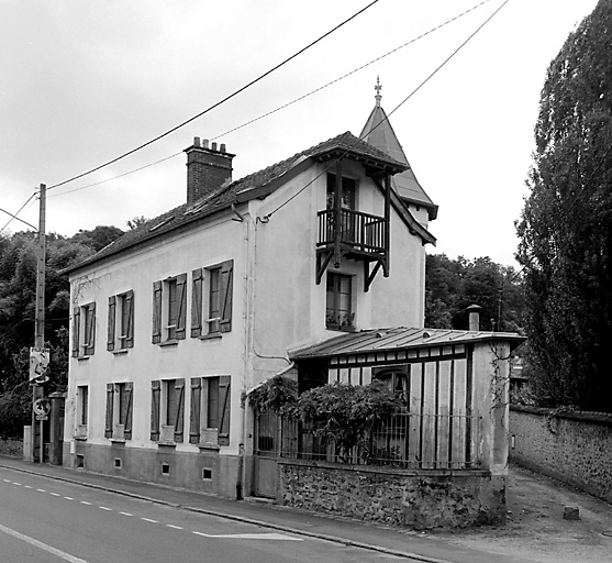 Vue d'ensemble d'une ancienne maison rurale transformée en villa.