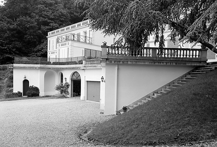 Vestiges de la terrasse sur laquelle était construit le château.