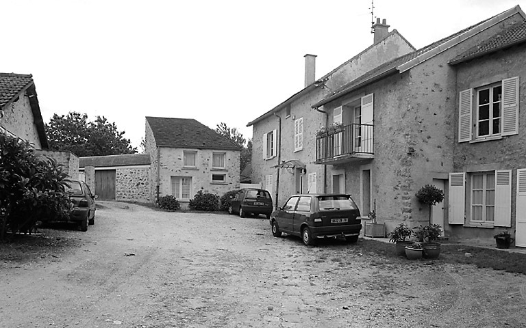 Vue d'ensemble de la cour commune au fond de laquelle se trouvait une mare.