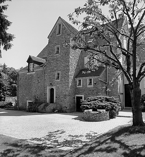 Le logis principal : vue de la façade postérieure avec son escalier hors-oeuvre.