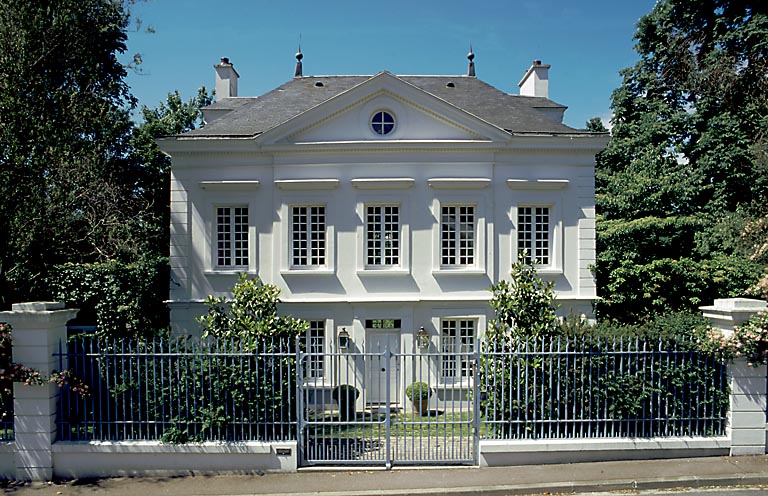 Vue d'ensemble de la façade sur rue.