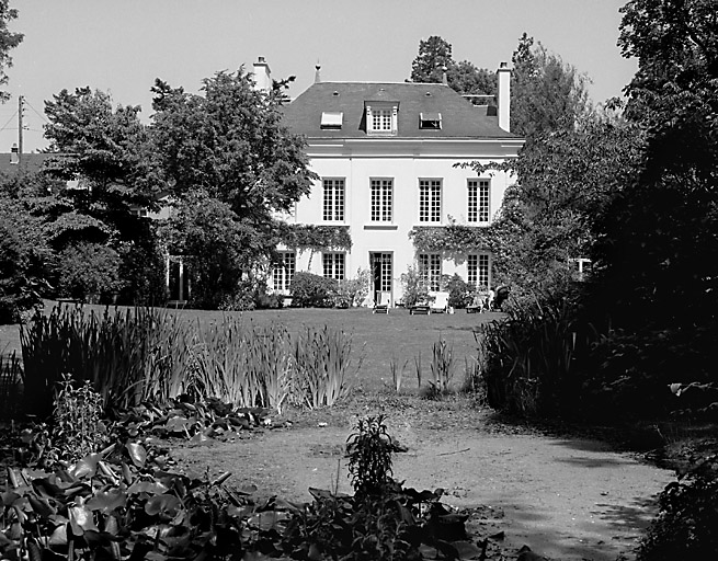 Vue de la façade sur jardin.