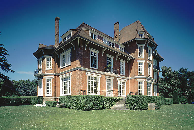 La façade sur jardin.