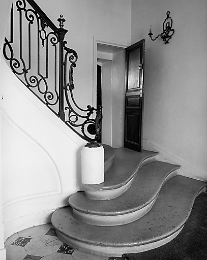 Départ de l'escalier principal.