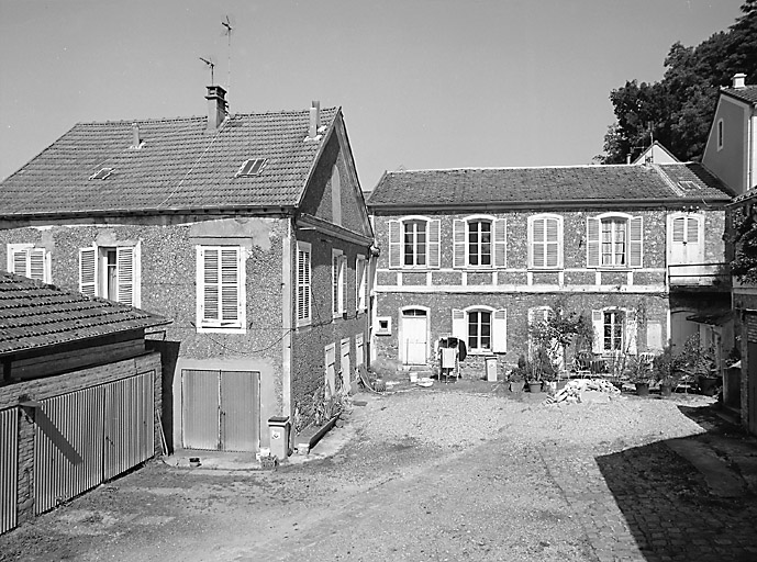 Vue d'ensemble des bâtiments sur cour.