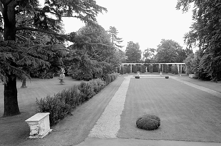 Vue du parterre de gazon et de l'exèdre qui le ferme.