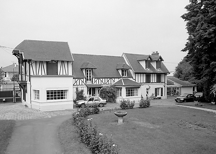 Vue des communs.