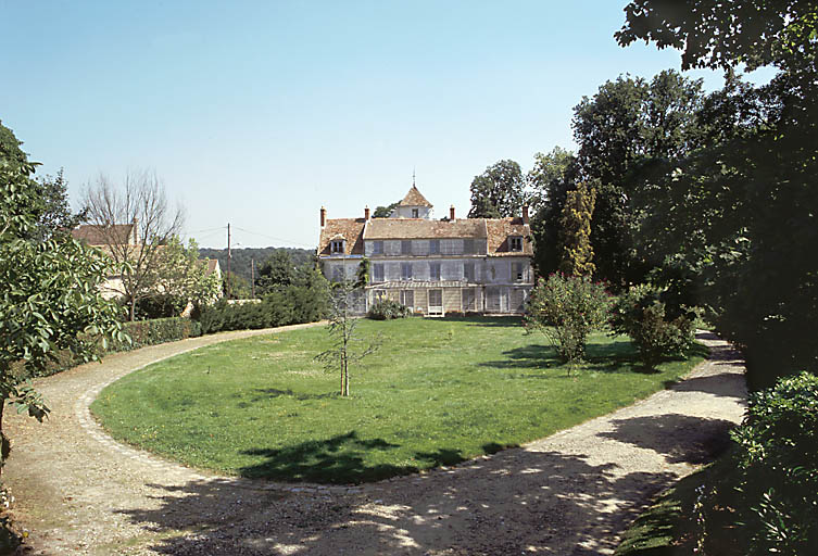 La façade antérieure et le jardin.