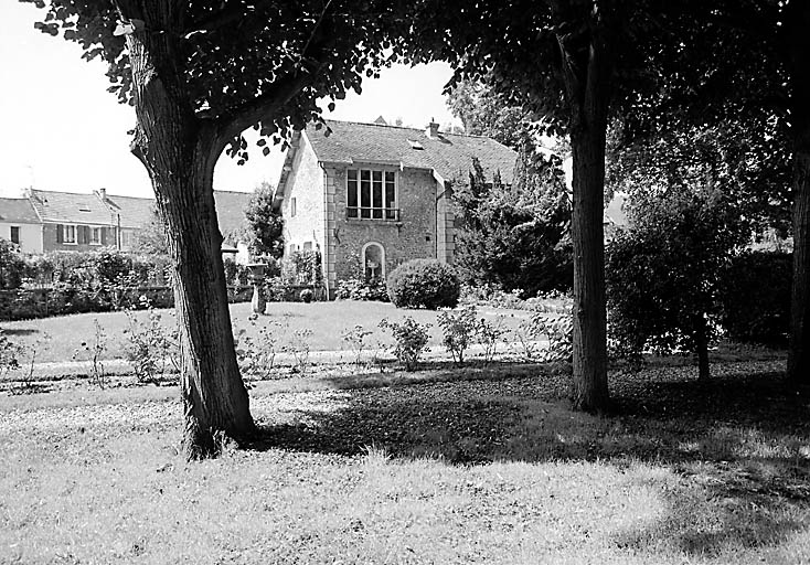 Vue du parc entre le manoir et l'atelier.