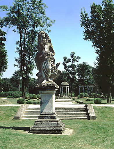 La statue de l'Air, vue de face. A l'arrière plan, le tholos et l'exèdre.