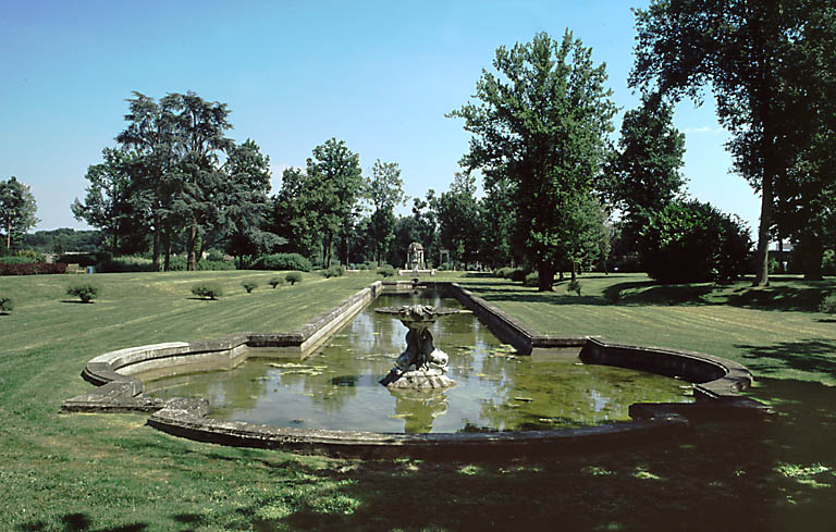 Vue perspective vers l'exèdre. Au premier plan, le canal de jardin.