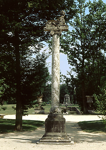 Vue perspective vers l'exèdre. Au premier plan, la colonne au sphynx.