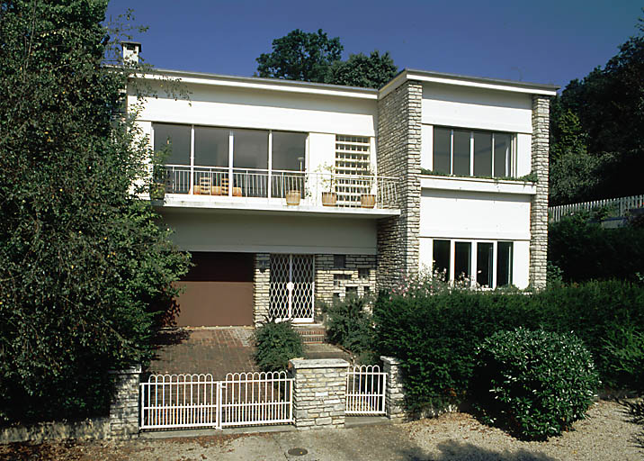 Vue de la façade principale depuis la rue.