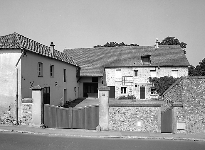 Vue d'ensemble des bâtiments depuis la rue.