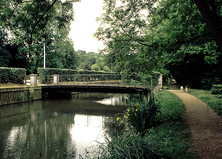Vue du pont enjambant la Bièvre dans le jardin Oberkampf.