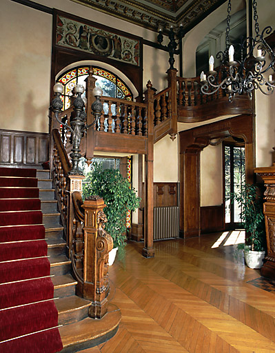 Vue d'ensemble du hall et de l'escalier d'honneur.