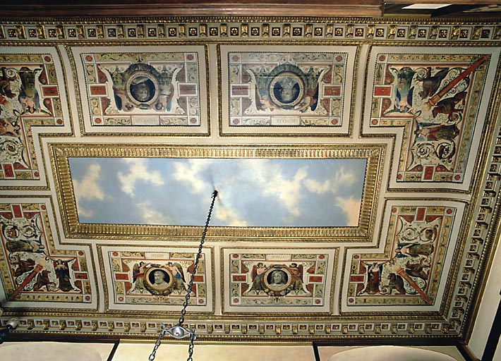 Le plafond du hall.