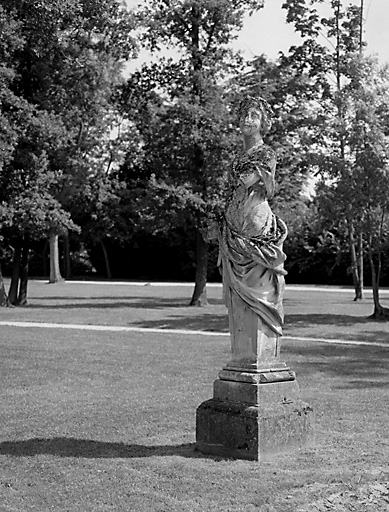 La statue du Printemps, vue de trois-quart gauche.