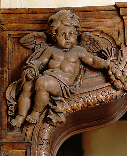 Détail d'un putti du décor ornant l'entrée du hall du côté des pièces de réception.
