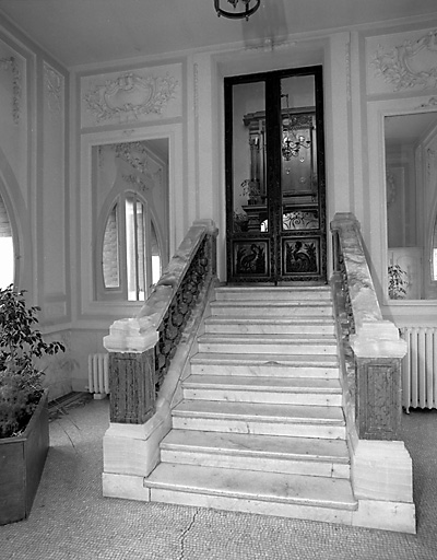 L'escalier en marbre du vestibule.