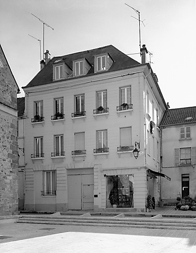 Vue de la façade récemment ravalée.