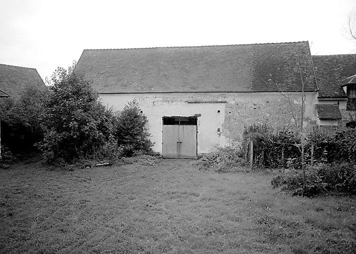 La grange dans le prolongement de l'ancienne bergerie.