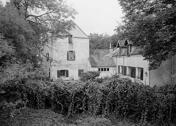 L'ancien logis du fermier à gauche et anciens logements des ouvriers agricoles.