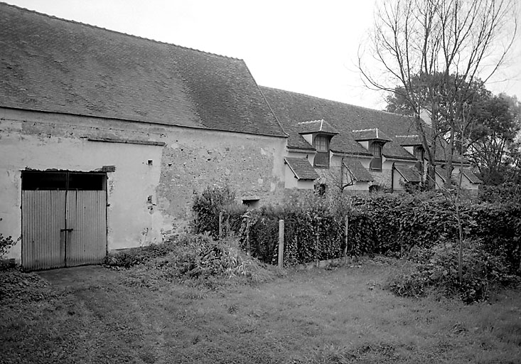 La grange dans le prolongement de l'ancienne bergerie.