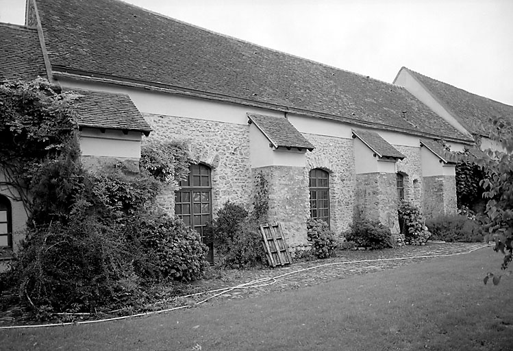 La façade principale de l'ancienne bergerie transformée en maison.