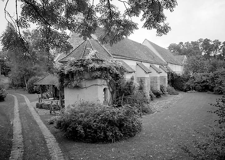 La façade postérieure de l'ancienne bergerie transformée en maison.