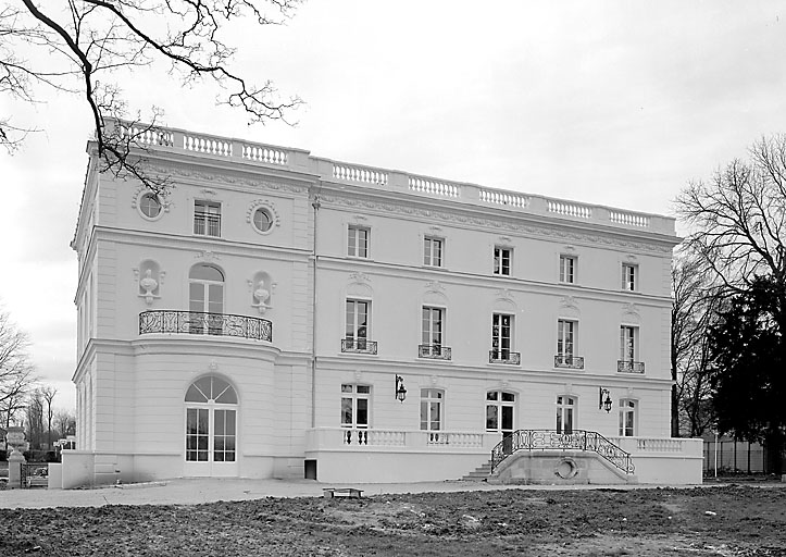 Vue d'ensemble de la façade postérieure après restauration.